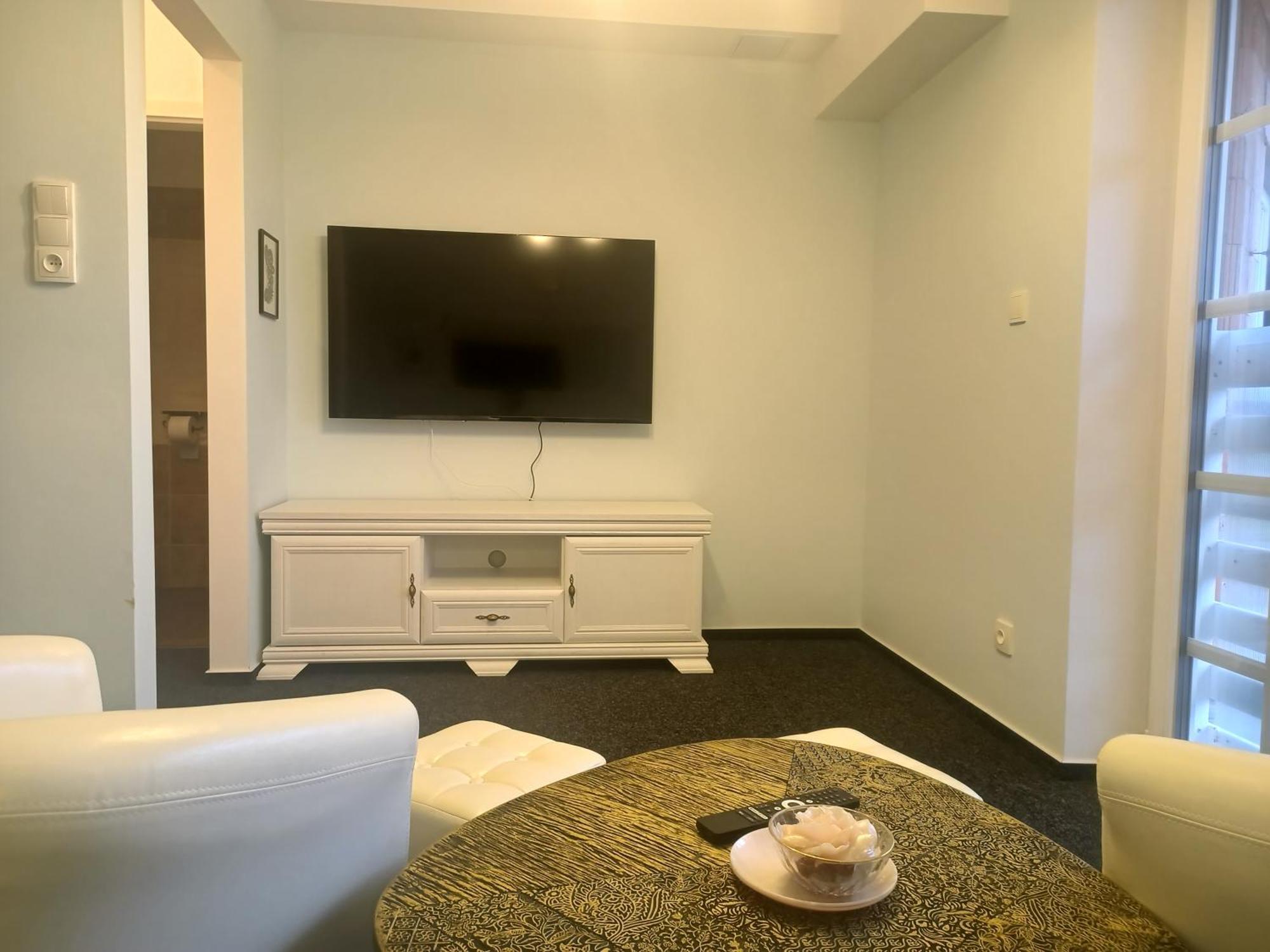 Mezi Zamky Apartment *